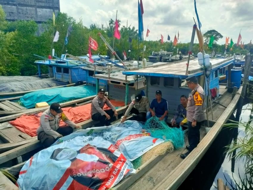 Kapolsek Bengkalis AKP Faisal, SH Sampaikan Pesan Pemilu Damai Kepada Nelayan di  Selat Melaka