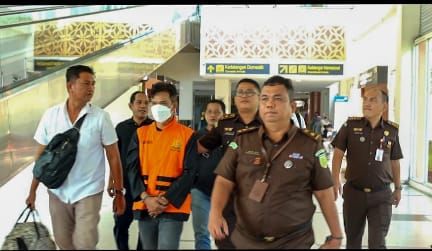 Tim Tabur dan Tim Pidsus Kejati Riau Menjemput Tersangka FA di Bandara SSK II Pekanbaru
