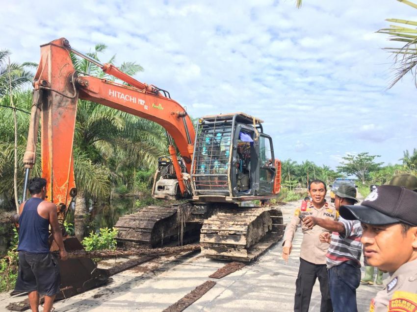 Gotong Royong  Menjadi Solusi penanganan Banjir, Polsek Siak Kecil dan Warga Bersih Kanal Wujudkan Pemilu Damai