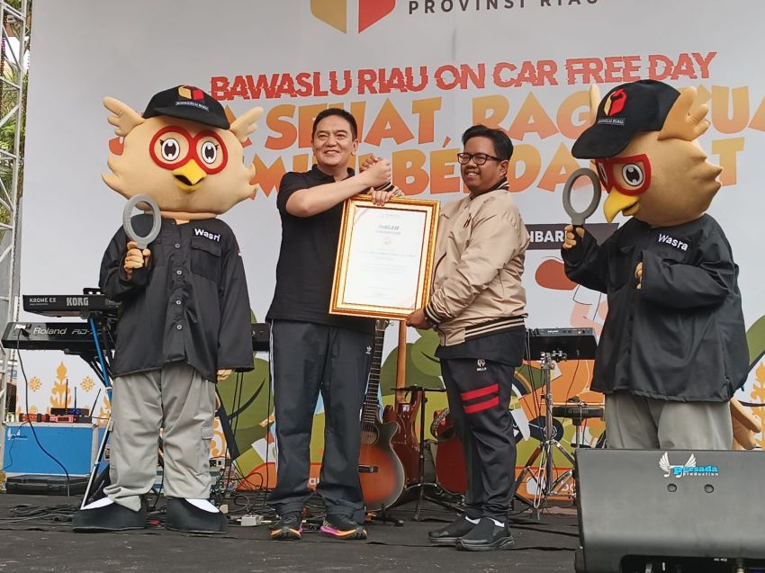 Kapolda Riau Dianugerahi Penghargaan oleh Bawaslu Riau di Acara "Riau on Car Free Day Jiwa Sehat, Raga Kuat, Pemilu Berdaulat"