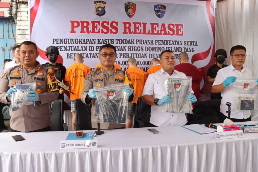 Ditreskrimsus Polda Riau Bersama Satreskrim Polres Dumai Menggerebek Sindikat Penjual ID High Domino Island dengan Omset 18 miliar