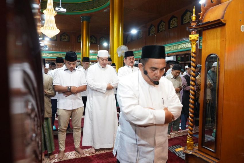 Kapolda Riau Irjen Mohammad Iqbal Melaksanakan Safari Sholat Subuh Ramadhan di Masjid Paripurna Al-Muhsinin Pekanbaru