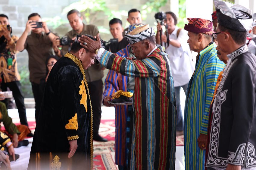 Pj Gubernur Sultra Peroleh Gelar Adat "Kolakino Liwu Pancana" atas Keadilan Restoratif di Buton Tengah