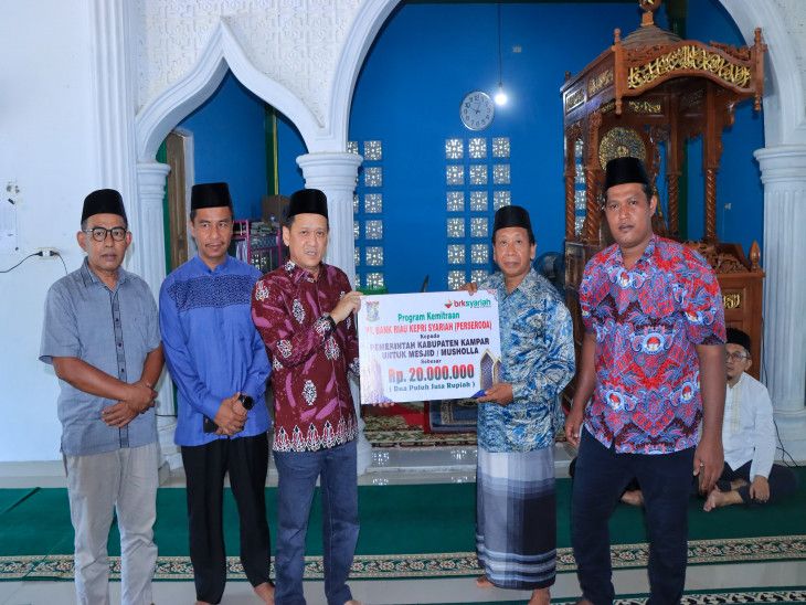 Pj Bupati Kampar Serahkan Bantuan Program Kemitraan BRK Syariah Ke Masjid At-Taqwa Desa Koto Tibun