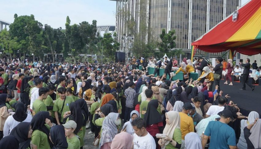 Gernas BBI BBWI Carnival Lancang Kuning, Ribuan Orang Lakukan Senam Massal di Halaman Kantor Gubernur Riau