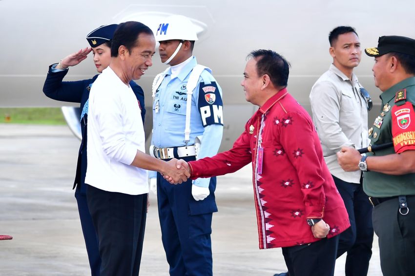 Pj Gubernur Sultra, Andap Budhi Revianto Sambut Kedatangan Presiden Jokowi di Sultra