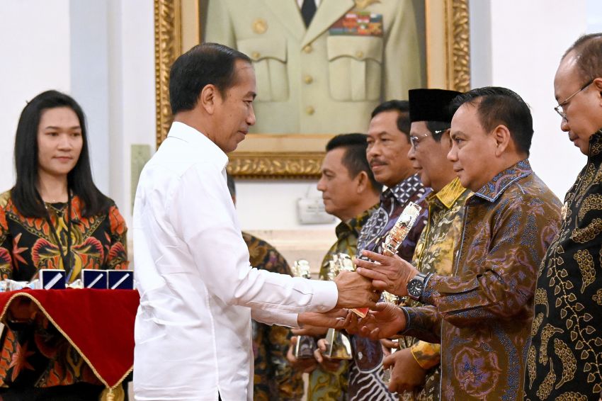 Berhasil Kendalikan Inflasi Sultra, Pj Gubernur Terima Penghargaan Presiden Joko Widodo