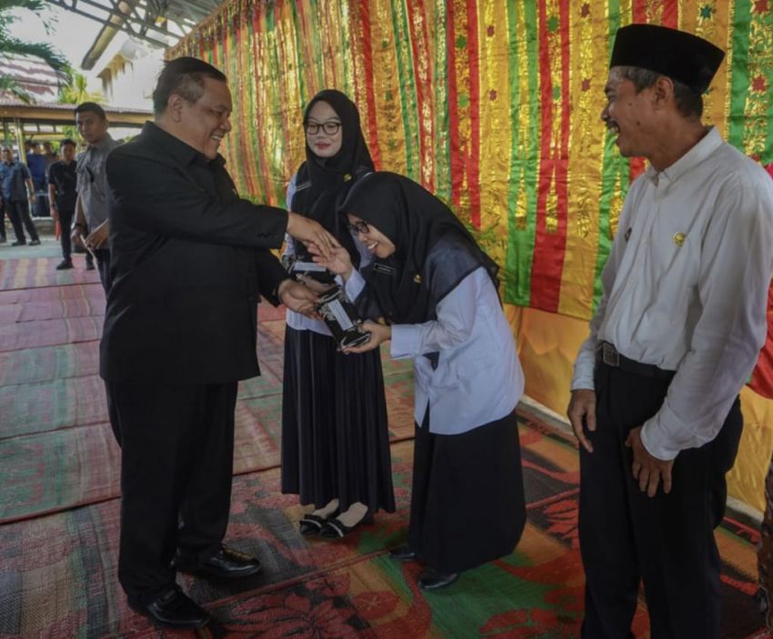 Pj Gubernur Riau Serahkan 115 SK PPPK Kepada Tenaga Pendidik SMA/SMK/SLB Wilayah Kerja Kota Dumai