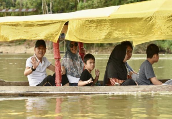 Pj Bupati Kampar, Hambali Naiki Sampan Piaw di Festival Subayang Sound Off Rimbang Baling Ke-8