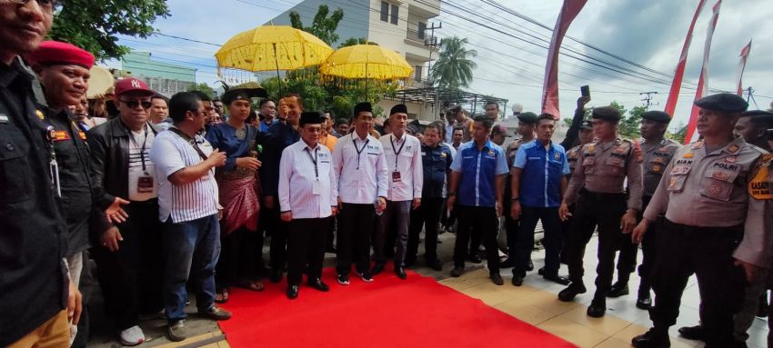 Ribuan Simpatisan Pasangan BIJAK Teriak "Ganti Bupati Rohil" Saat Antarkan Bistamam-JC Mendaftar ke KPU