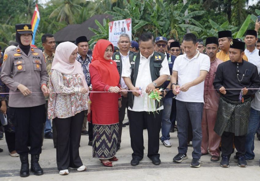 Sekdaprov Riau SF Hariyanto Resmikan Jembatan Limau Manis di Kampar