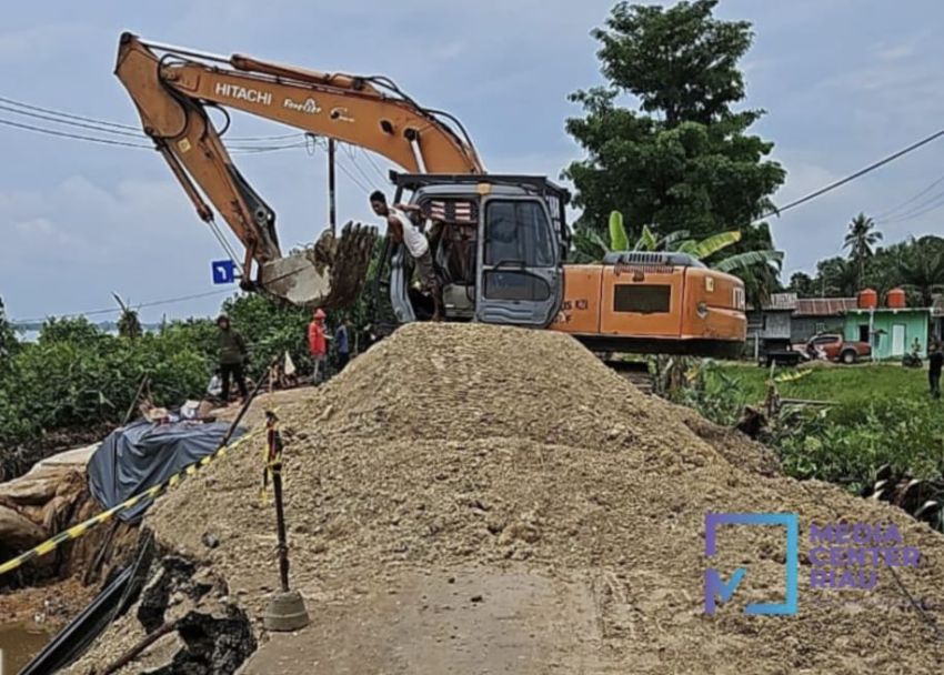 Gerak Cepat, Dinas PUPR Provinsi Riau Turunkan Alat Berat Tangani Longsor di Jalan Lintas Rengat-Tembilahan