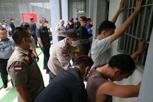 Cegah Pelanggaran dan Gangguan Keamanan, Petugas Lapas Kelas IIA Pekanbaru Razia Blok Hunian dan Tes Urine Warga Binaan