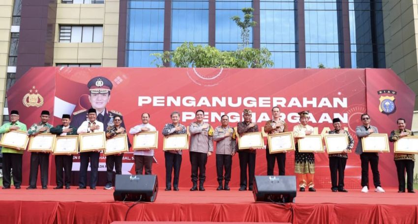 Kapolda Riau Berikan Penghargaan Kepada Para Tokoh Dalam Mengawal Demokrasi dan Menjaga Keamanan