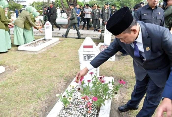 Ketua DPRD Pekanbaru Hadiri Ziarah Nasional HUT ke-79 TNI, Menghormati Jasa Pahlawan untuk Indonesia Maju