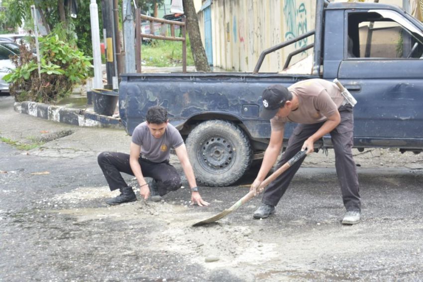 Cegah Kecelakaan Akibat Jalan Rusak, Satlantas Polresta Pekanbaru Tambal Jalan Berlubang