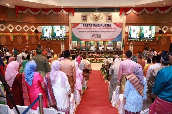 Tengku Azwendi Fajri Hadiri Rapat Paripurna HUT Riau Ke-67, Tekankan Kolaborasi untuk Kemajuan