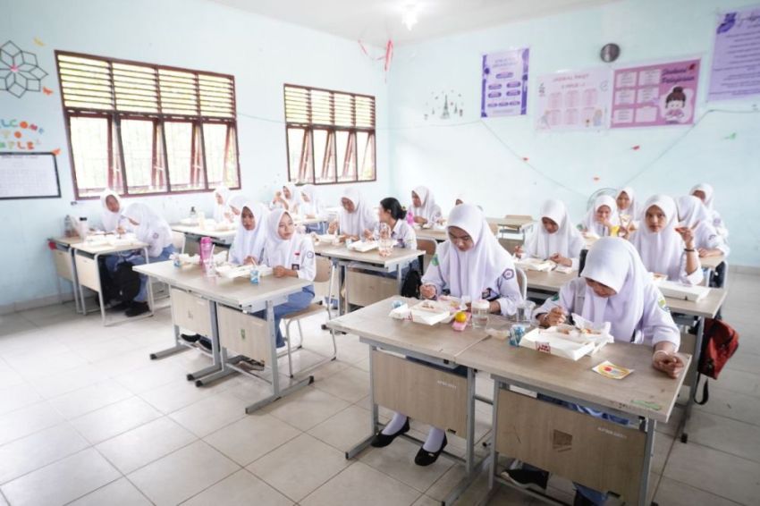 Koramil 06/Kateman Kodim 03/14, Luncurkan Makan Bergizi Gratis untuk Anak Sekolah di SD 009 Pantai Harapan Penjuru