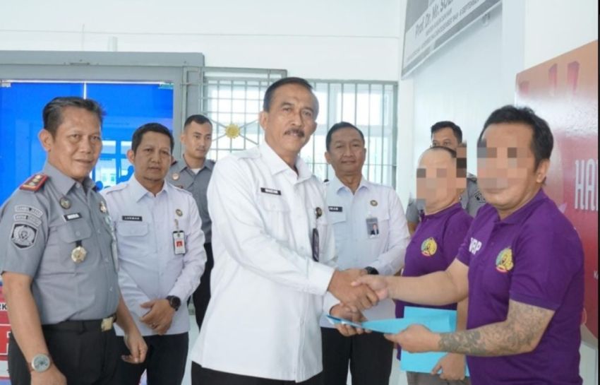 Kanwil Kemenkumham Riau Serahkan Remisi Waisak 2025 di Lapas Narkotika II B Rumbai