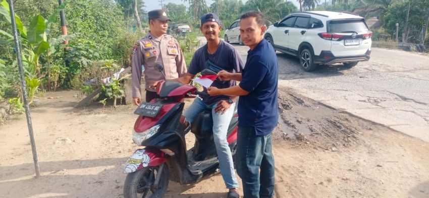 Jelang Hari Kemerdekaan Republik Indonesia ke-80, Polsek Sungai Sembilan Bagikan Bendera Merah Putih ke Warga