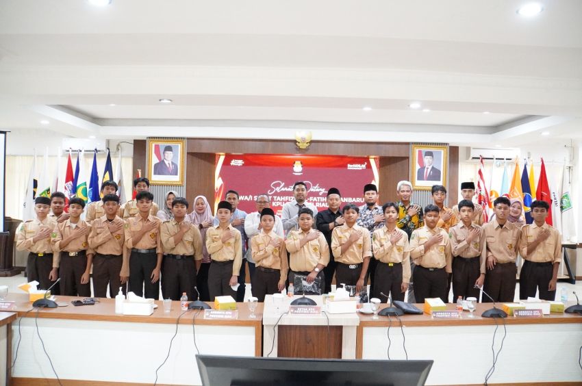 Terima Kunjungan SMP IT AL FATIH, KPU Riau Berikan Edukasi Permainan Ular Tangga Pemilu