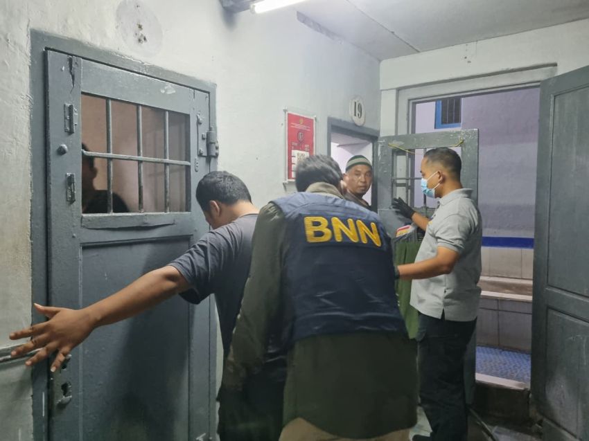 Bersama APH, Lapas Kuningan Tegaskan Komitmen Bebas Halinar Melalui Razia Gabungan