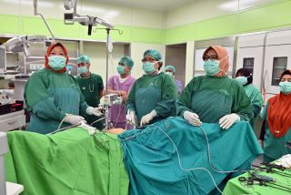 Dengan Tindakan Laparoskopi, Tim Dokter RSUD Arifin Achmad Berhasil Lakukan Operasi Pengangkatan Rahim