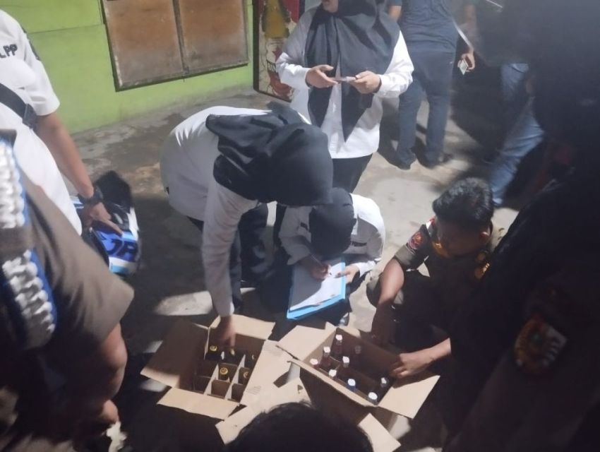 Pimpim Langsung Razia, Kasatpol PP Yuliarso Amankan Puluhan Botol Miras di Pekanbaru