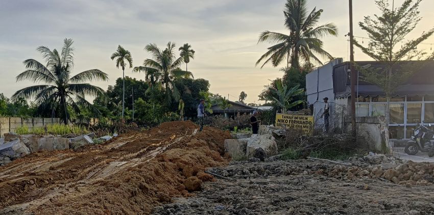 Berdalih Penertiban DMJ, Pemko Pekanbaru Bongkar Pagar Lahan Bersertifikat