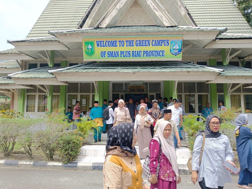 Sebanyak 200 Calon Siswa SMA Negeri Plus Riau yang Lolos Seleksi Mulai Melakukan Daftar Ulang