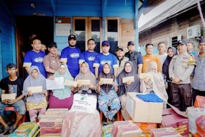 Bentuk Kepedulian Pemkab Rohil, Wakil Bupati Jhony Carles Tinjau Kebakaran Dijalan Bulan dan Serahkan Bantuan